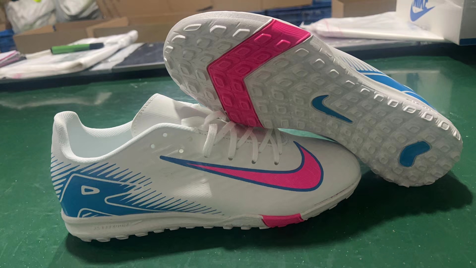 Giày Bóng Đá Nike Mercurial Vapor 16 Academy Trắng Hồng Gót Xanh TF