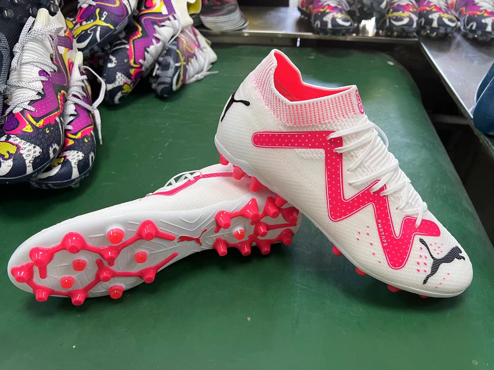 Giày Bóng Đá Puma Future Ultimate Trắng Hồng Cổ Lửng MG