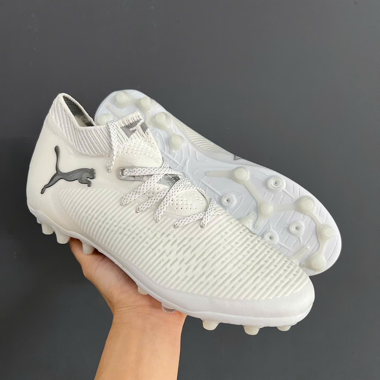 Giày Bóng Đá Puma Future 8 Ultimate Trắng Vạch Bạc MG